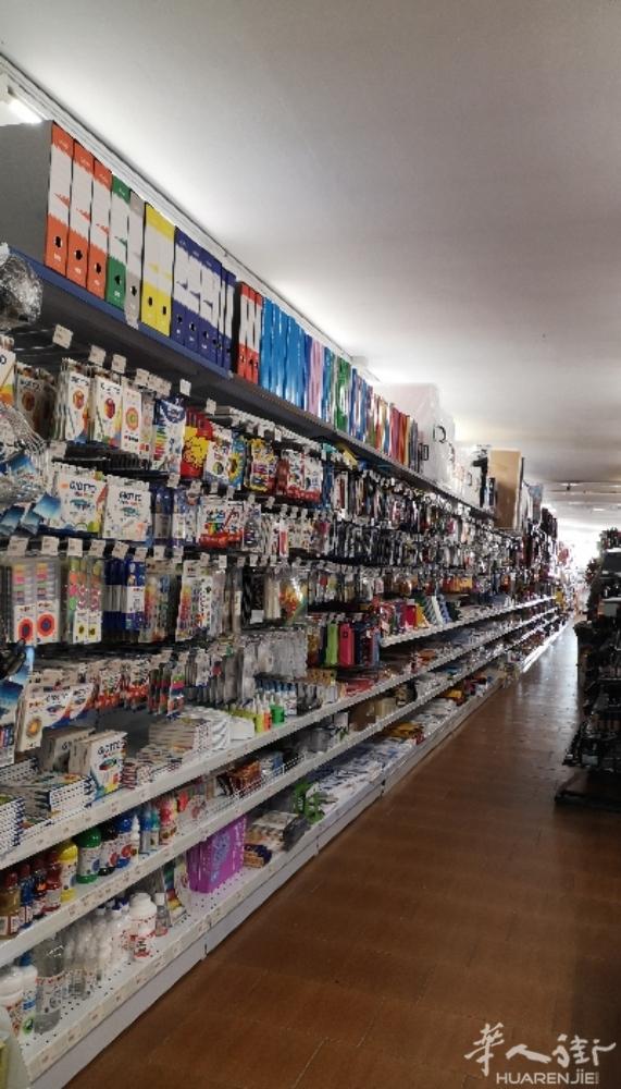 转让全百货店400平米，房租明1500＋IVA，黑300 ；住家就店两隔壁使用非