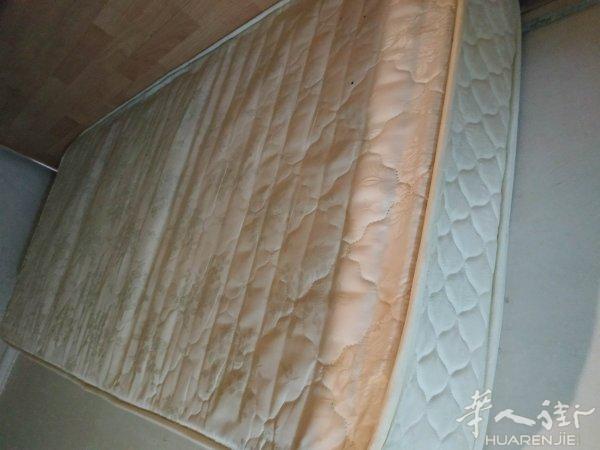 多个双人床垫出让，140✘190价30~80欧。0663128947