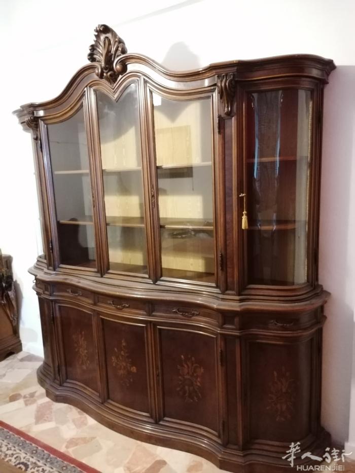 陈列柜出售  如图所示  高240cm（包括顶端饰品）宽220cm  深35c