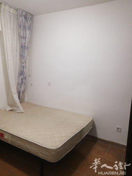 一路线Nueva Numancia   离地铁口一分钟有夫妻房出租，有电梯，新房，有网线，光线好，卫生干净，有租房情打电话谢谢？