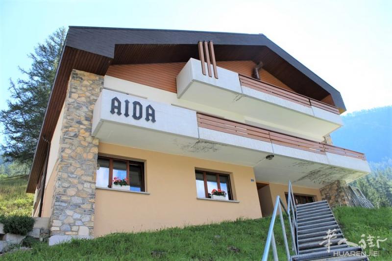 豪华阁楼公寓AIDA, 设有壁炉和橡木地板，瑞士温泉滑雪度假村Leukerbad，79万瑞郎