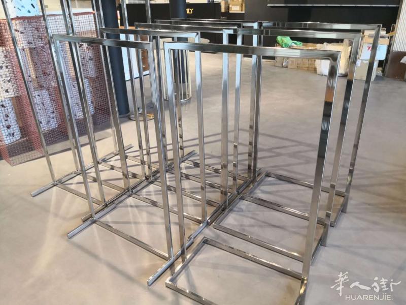 仓库区大量衣服架 模特 衣夹 裤夹 灯具 柜台 底价处理 折扣 50%~70%