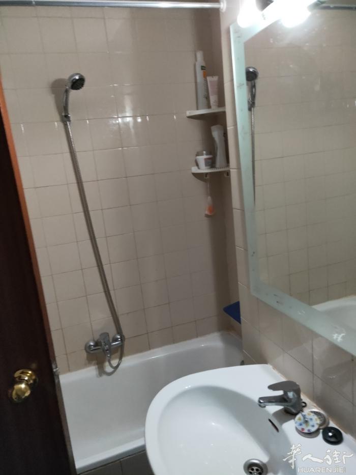 usera 有一个大房间出租 可住双人或单人 住家干净整洁 。