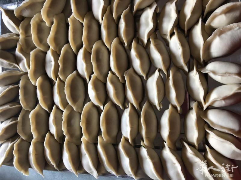 纯手工水饺12镑60个,有白菜猪肉和韭菜猪肉馅 送货上门