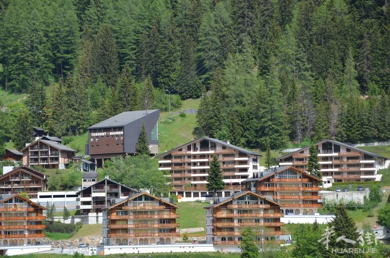 公寓楼 UTORING, 重新维修的1.5居室，阳台美景。位于温泉滑雪胜地Leukerbad，售价12.5万