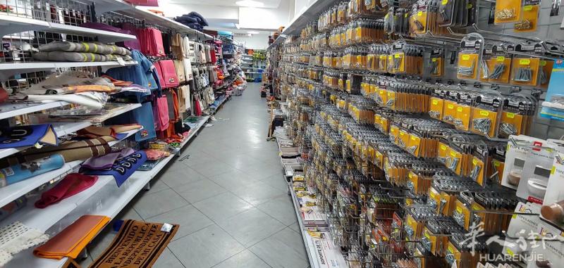 马德里600平方百元店货架出售 9成新