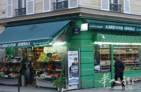 9区地铁Place Clichy(2/13号)附近广场拐角15米大门面低房租蔬菜水果食品店拍卖