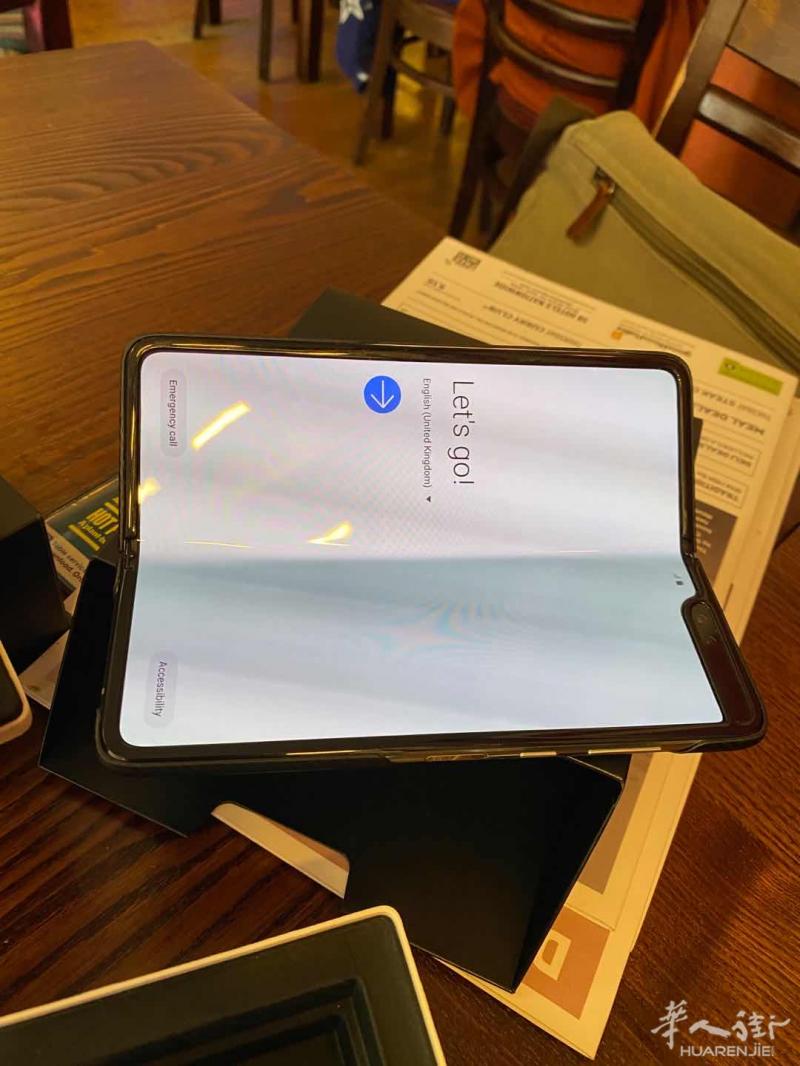 出一部Samsung galaxy fold 5g £1300