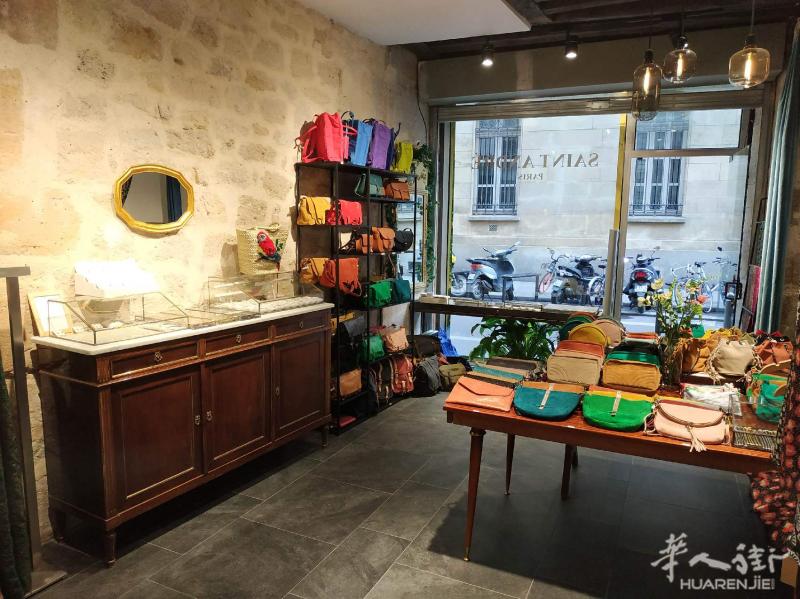 Très belle boutique à vendre Rue Saint André des Arts Paris 6eme. // 25m2 rdc