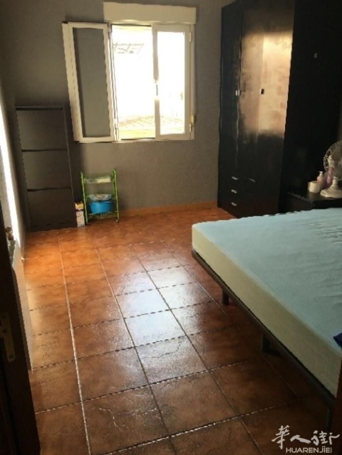 地铁portazgo
有一个夫妻房和一个单人房出租离地铁近 公交车站在楼下 住家