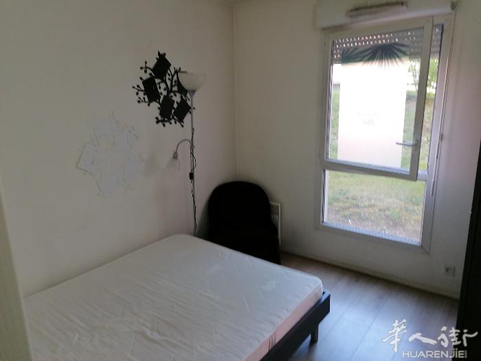 94区vitry (malassy）近comforama大路旁183巴士33m2