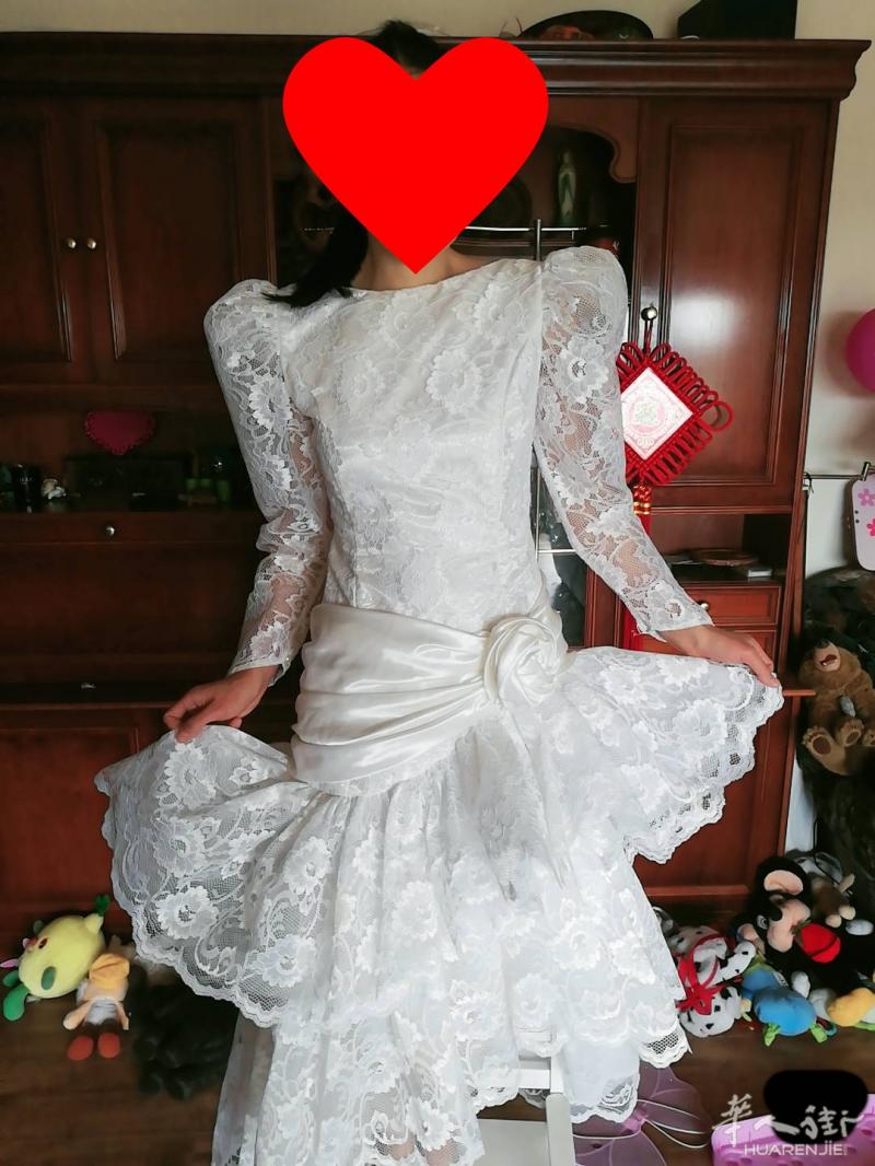 转让只穿过一次婚纱，M 号.如图，80欧，图个吉利。可送上门。0608088824