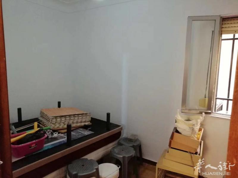 🔵马德里六号线usera鹿城商场附近，三室一厅带院子，重新粉刷过，家具齐全，租金750，即日起租。