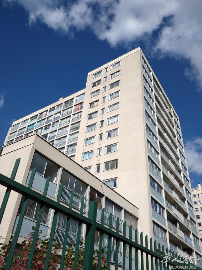 94区Vitr和T9大路旁，小区内独立一房一厅35平米加车位出租750欧，中央供