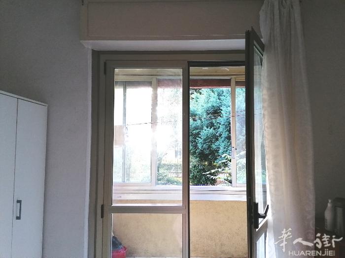 Via cogne 7号大房间出租，有阳台，网络，独立大冰箱，双人床，还可以放小