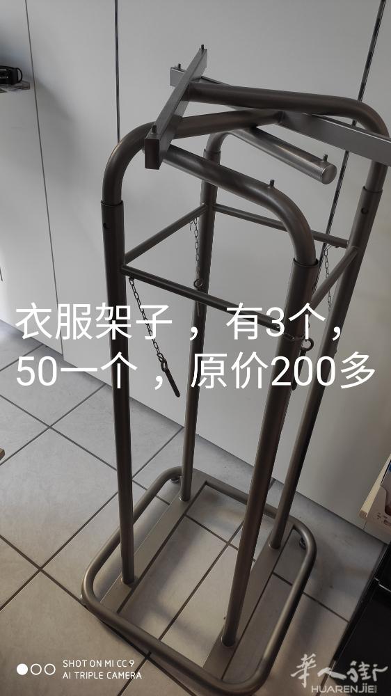 开服装店的朋友  你们有需要吗  现在店里有些多余的架子和仓库的架子 ，想转让