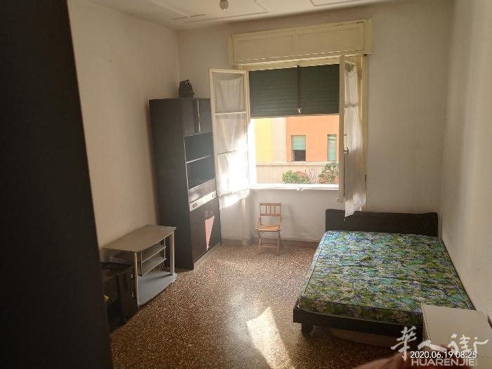 有个房间出租。地理位置在Re di Roma公园附近。交通方便，环境优越，干净卫