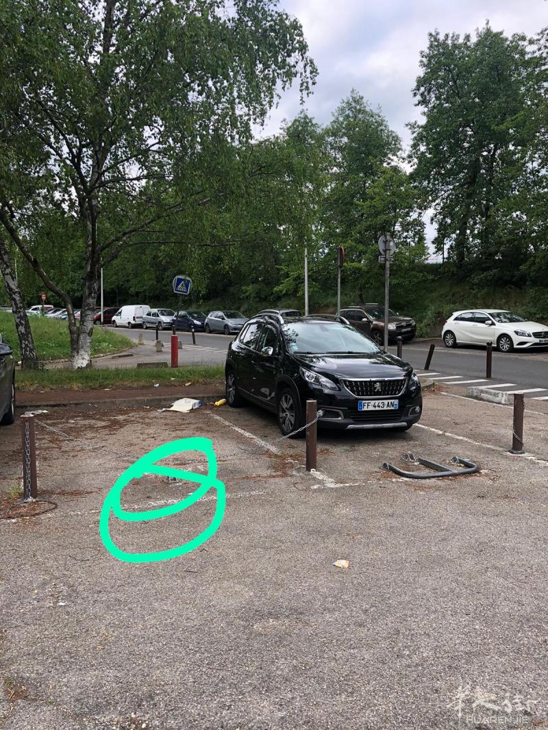 94区Créteil université 地铁口 出租一个露天停车位 06 27 45 03 47