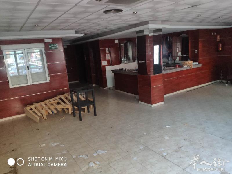 一餐馆LOCAL 位于parla 因空置长久，便宜出租