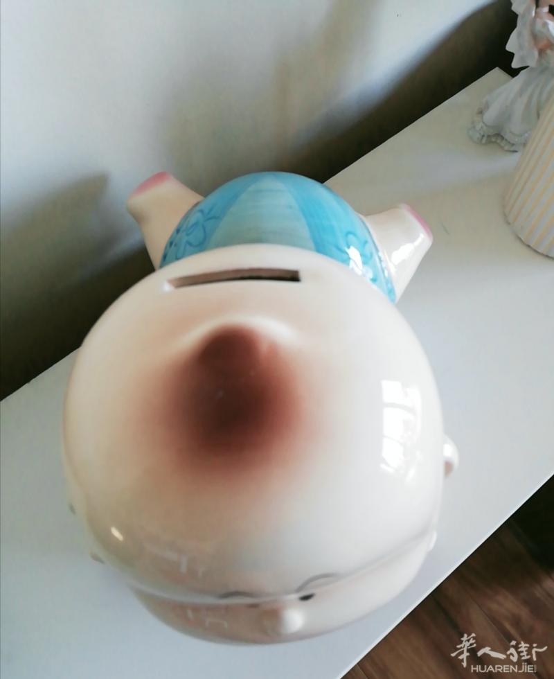 超级可爱的瓷娃娃存钱罐，超级童趣，教育培养幼儿金钱观。见图，10欧出，可送到你指定的地铁口。