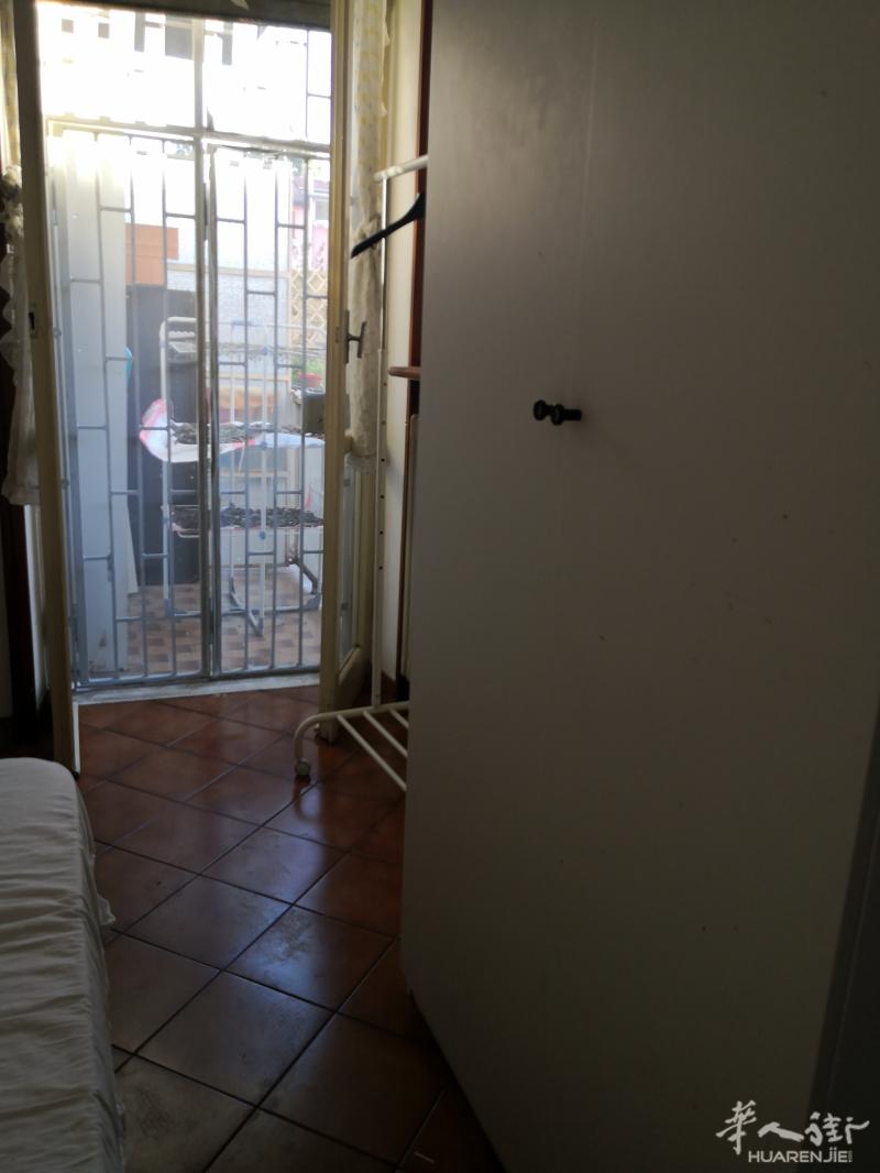 在via padova 165旁边有一个小房间搭铺