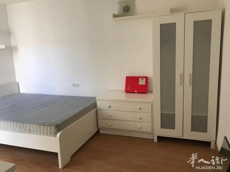 马德里6路地铁carpetana站地铁口步行6分钟有整套房屋出租