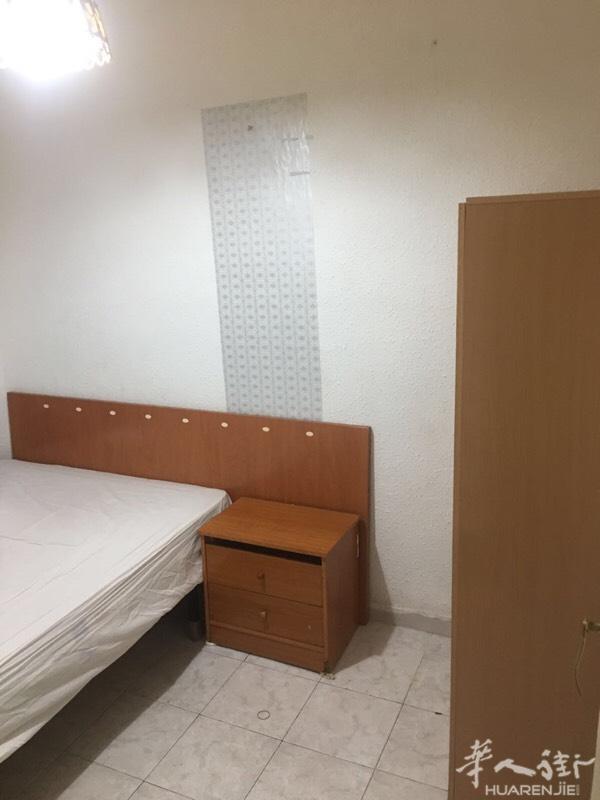 3路6路legazpi地铁口5分钟有房间出租，双人
