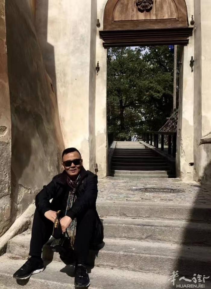 找一个老伴，国内外均可，本人60后， 
  QQ号是 ：