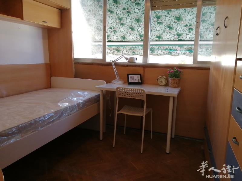 房东直租：特价210，3站到市中心Sol，男女不限