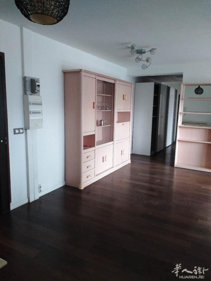 92 Courbevoie 三室一厅 92m2 近地铁口 交通便利