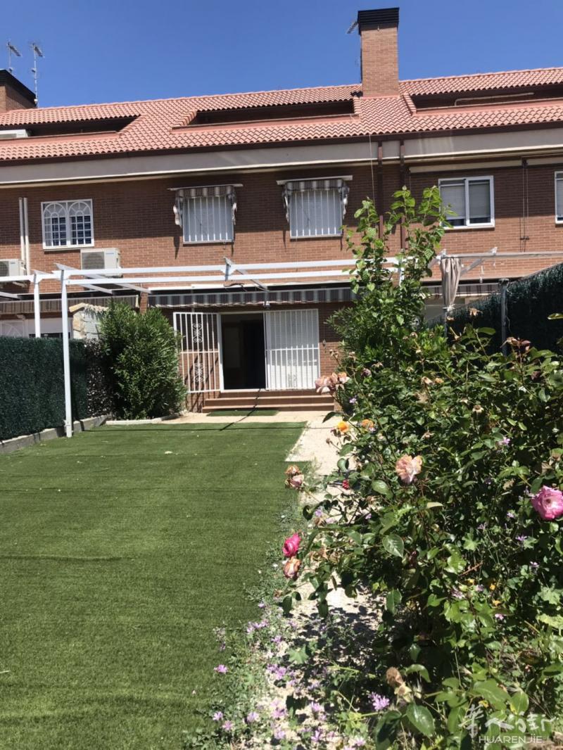 GETAFE 带泳池和花园的联排别墅出售