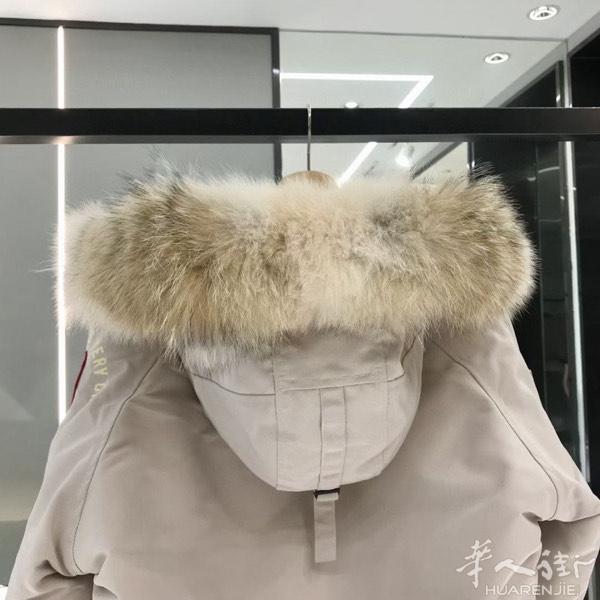 超级保暖的羽绒服 款式很多