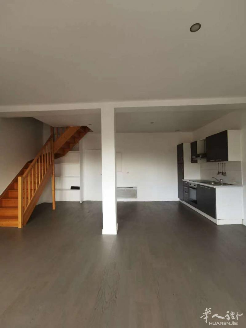 La courneuve 地铁房,复式两室一厅(可改成3房一厅),无需装修,添家具拎包入住!