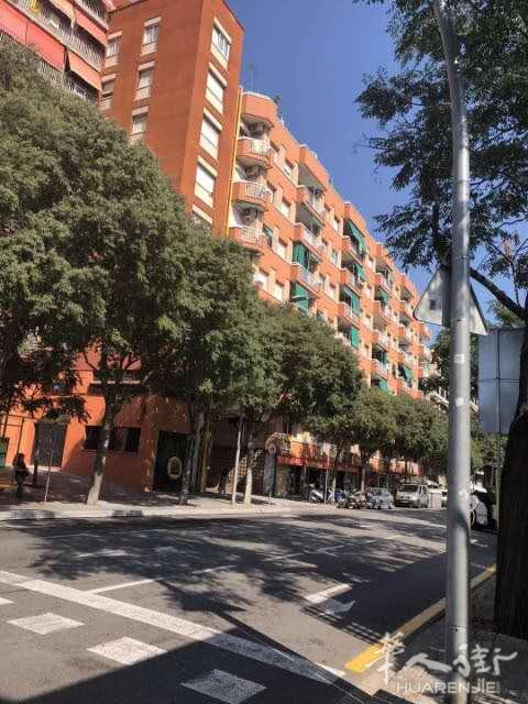 巴塞罗那一路Torras i bages 地铁口，房屋出租，五楼三室一厅带电梯光线好