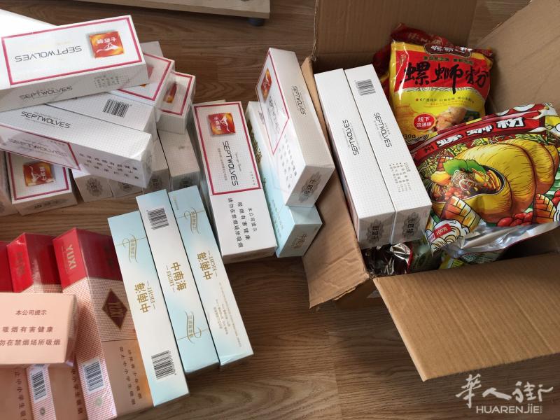 随包裹来的几条烟和螺蛳粉,绝对保真,假一赔十a