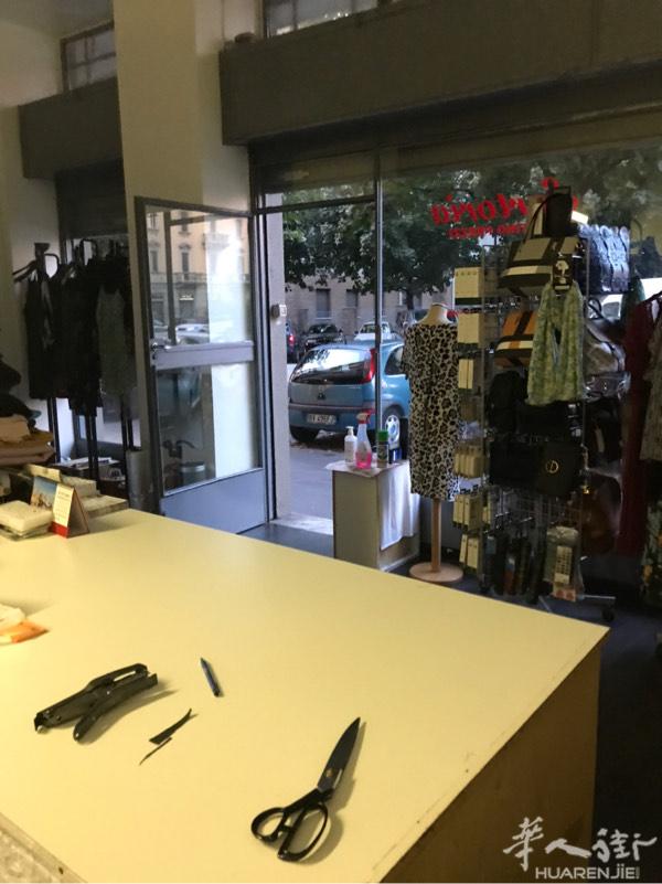 修改店转让
米兰地铁口，学校旁边修改店白菜价转让，