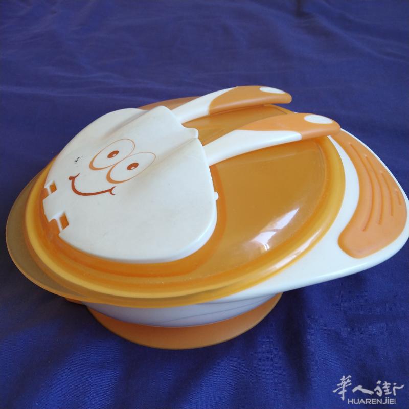 分别打包出几乎全新的宝宝用品:吸盘碗,帽子围巾, 洗澡盆等