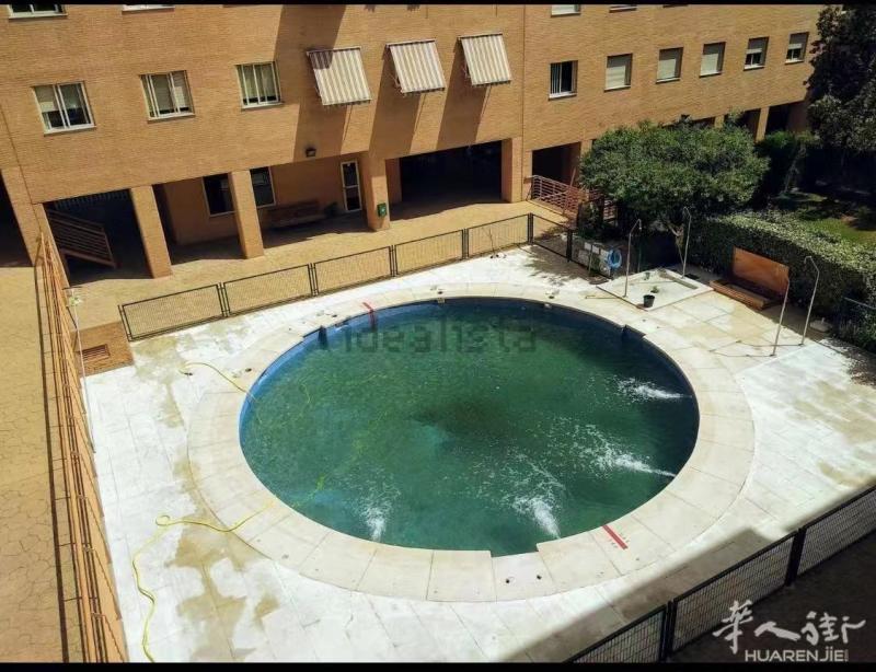 3路地铁SAN FERMIN单人大房间招租 ,单人房出租,独立小区新房带游泳池 环境好、住家干净,3室2卫,对面有超市 MERCADONA 、LIDL 、24小