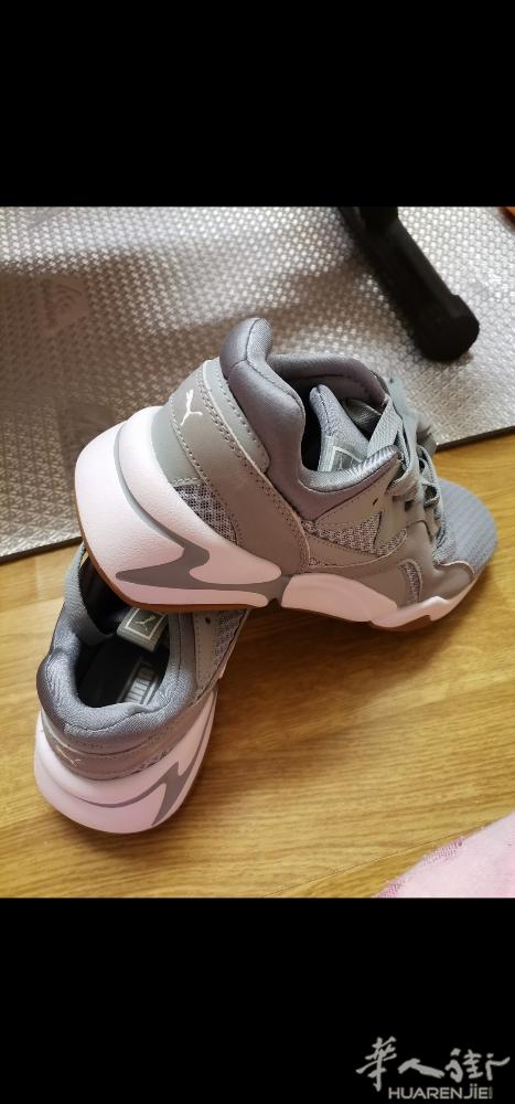 出闲置鞋子女士37.5，38可以穿，枕头全新10欧
