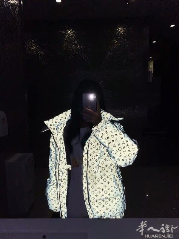 反光棉服,配小公仔🧸~~
一面是经典老花图案，工