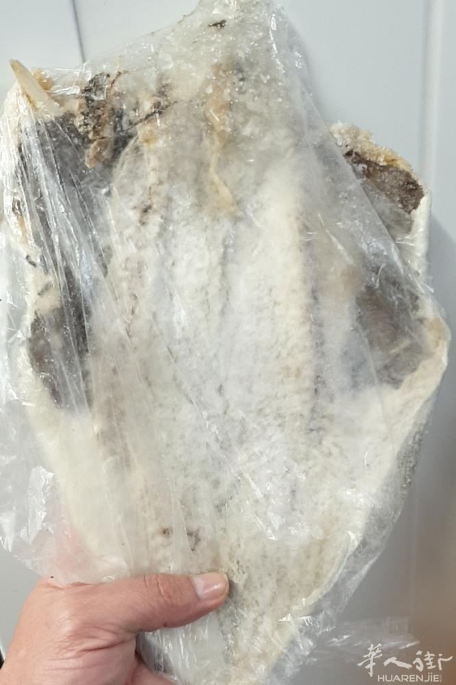 咸鳕鱼干9.6€/kg,约230-300g/只，鲜鱼片13.8€/kg可参与10