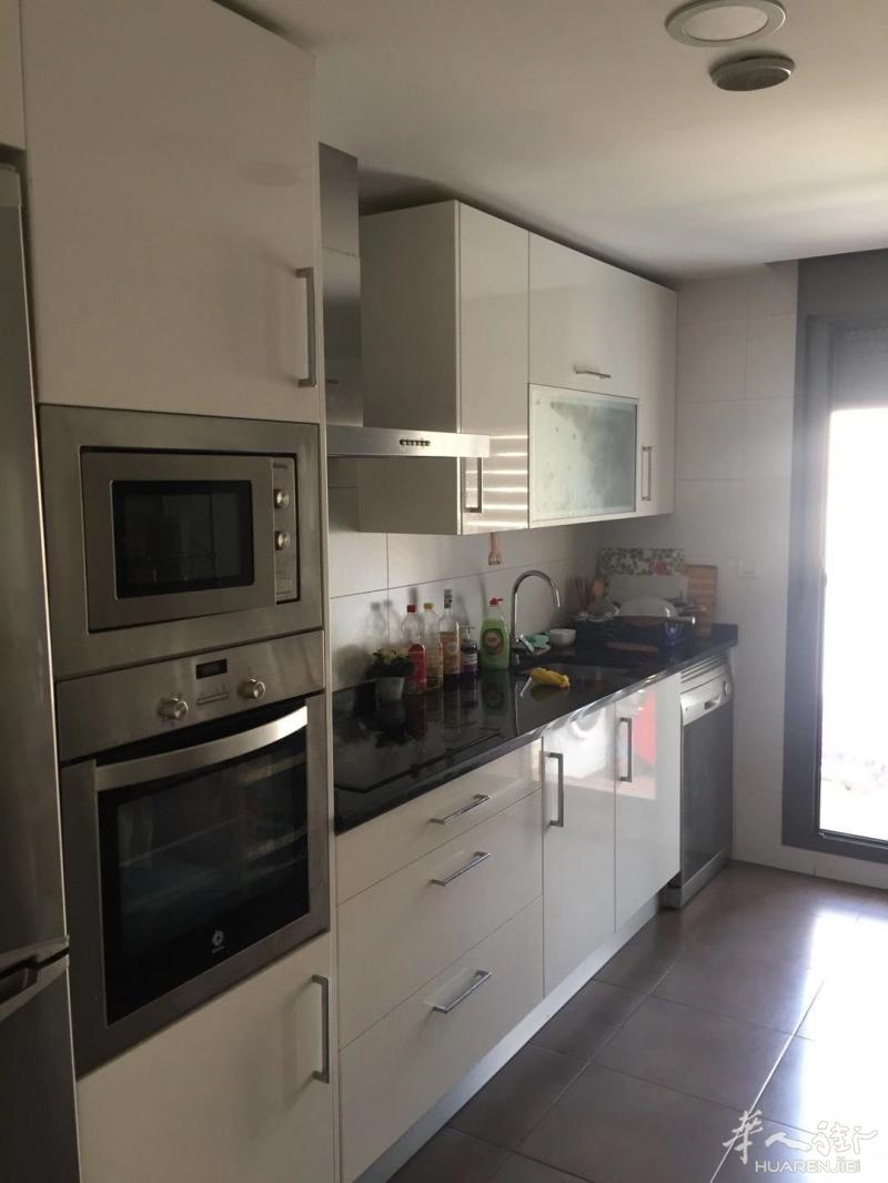 马德里getafe el bercial区 三房两卫一储物间一停车，感兴趣的朋友请微信联系微信号 elbercial168