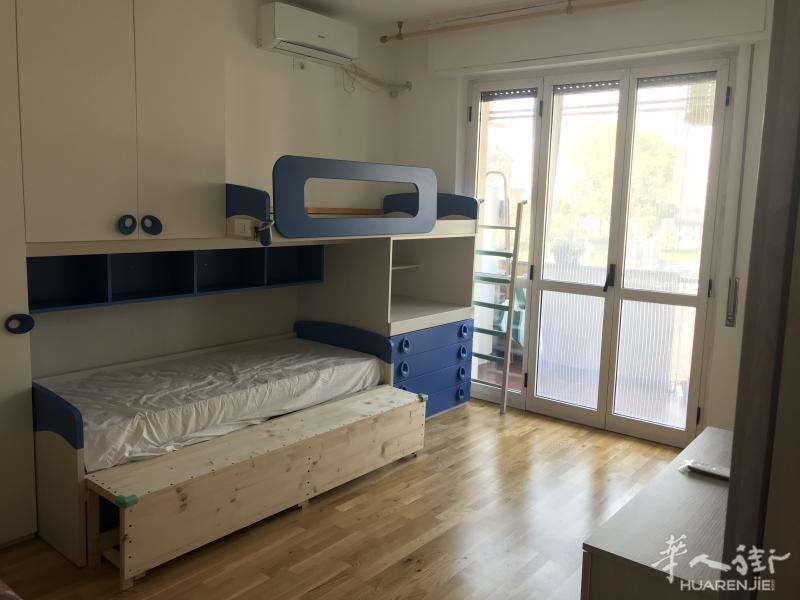 出租一个房间，楼下12路，6分钟走路小火车villapizzone，5分钟走路57路，附近超市esselunga macmahon和certosa.