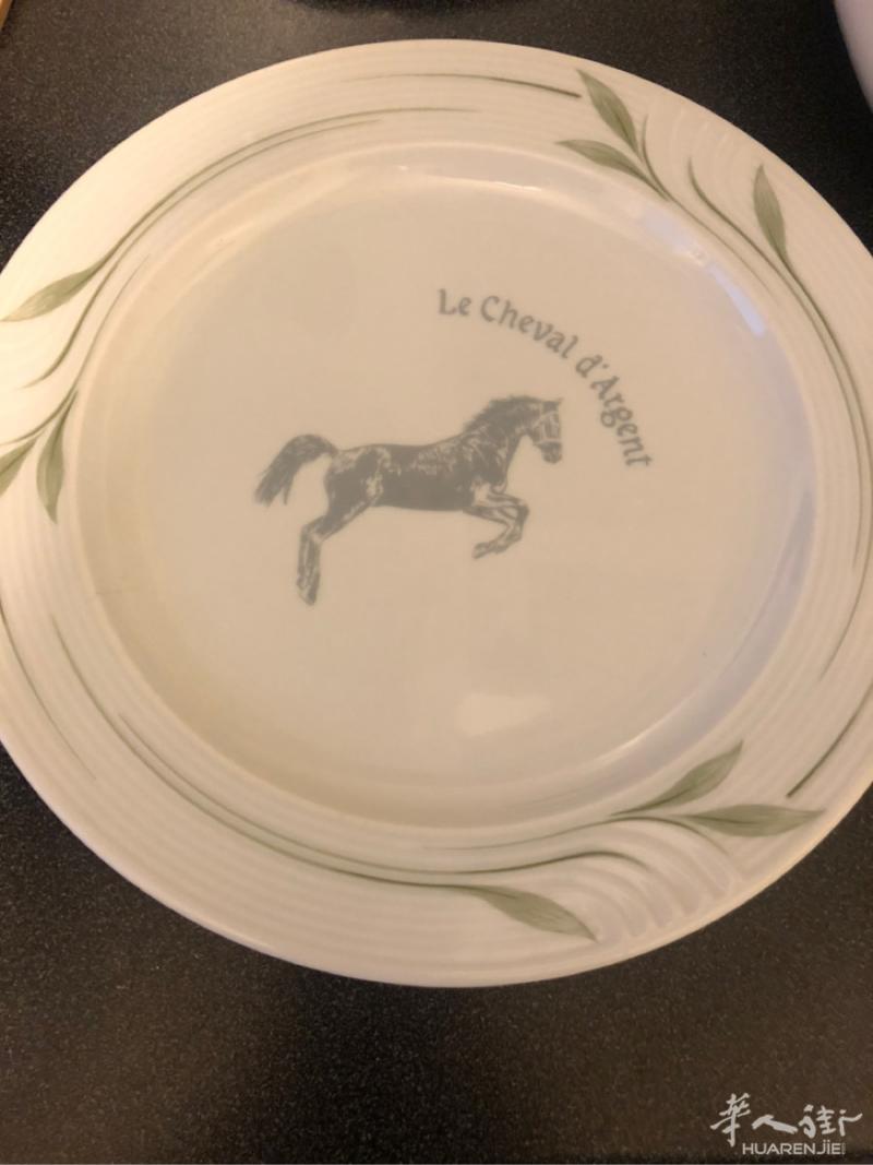 餐馆关闭还有很多全新盘子，餐布