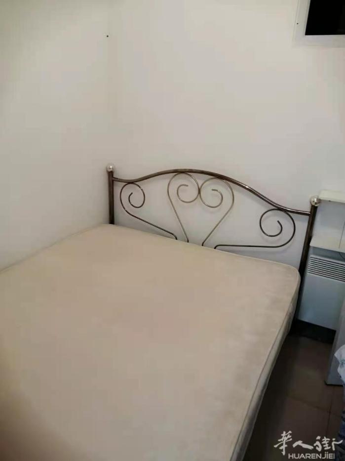 93区11号线底Mairie Les Lilas出租一个房间，出地铁口一分钟，有