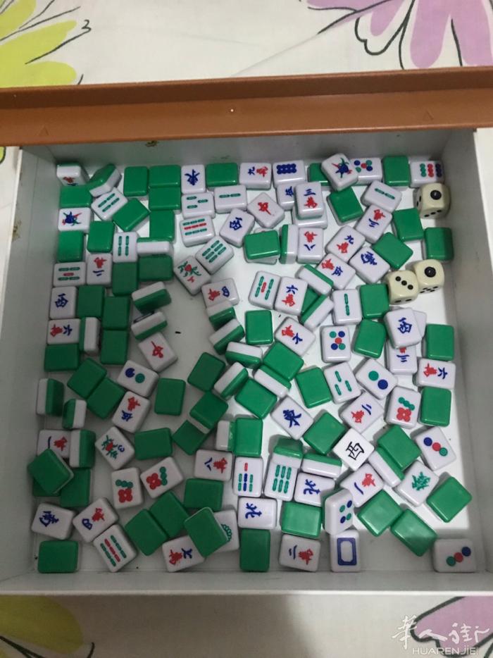 迷你麻将.长1.5公分.宽1公分，9成5新，10欧出.我在普拉托阳光超市这里等你
