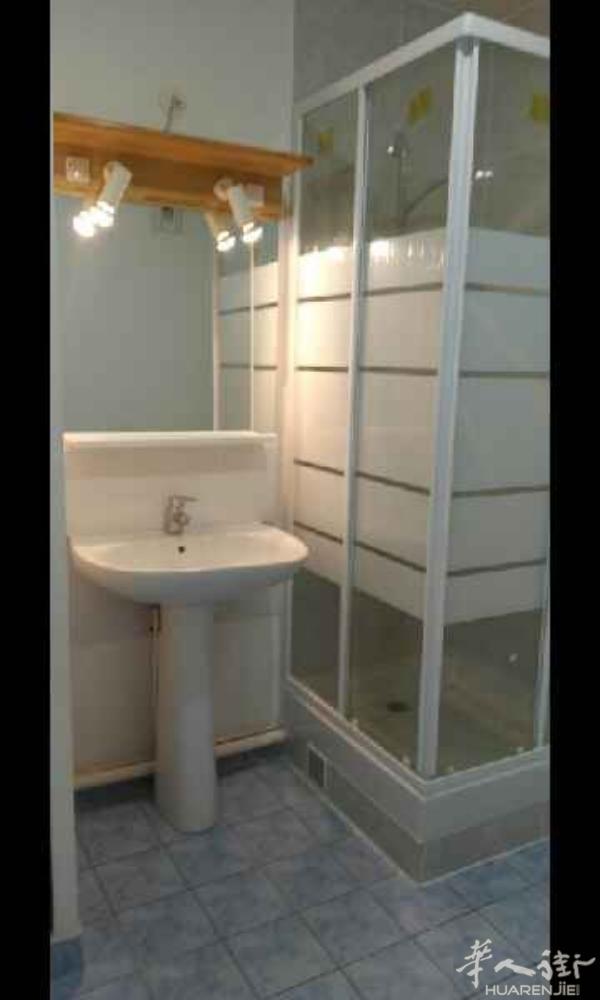 94区vitry sur seine新建房 一房一厅45M² 出租金950 €/月 阳台 车位  环境清静，治安良好，阳光充足明亮  聯絡電