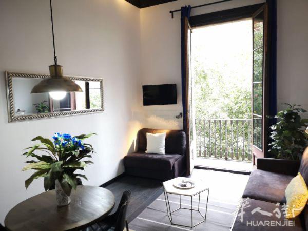 L2号线位于感恩大道(Paseo de Gracia) 1室1厅单身公寓整租900€/月