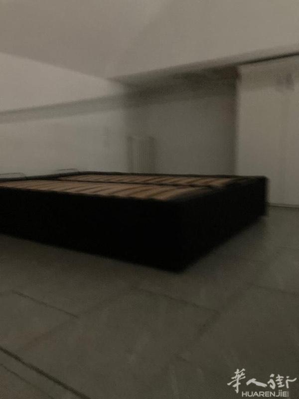 位置在卖伞摊上面的esslonga附近，一房一厅楼