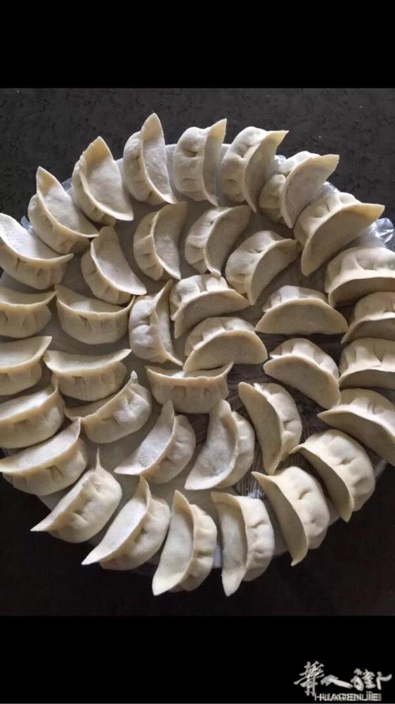 出售饺子，现货有白菜猪肉16欧100个，韭菜猪肉18欧100个，有需要请电联06